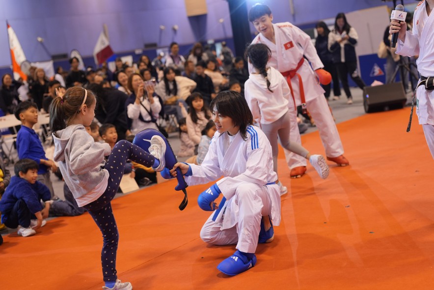 <p>Sports demonstrations also drew wide attention. Athletes showcased their sports techniques, then stayed on to share training insights with kids. Adding a different rhythm to the day, the Chill Band, formed by the HKSI athletes, made its Open Day debut to warm applause, with many visitors soon cheering like newfound fans.</p>
